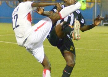 Duel aerien entre Jackinto Jean auteur du but de Real Hope et Jn Vedrine FabriceCosmopolite