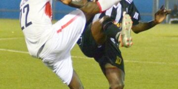 Duel aerien entre Jackinto Jean auteur du but de Real Hope et Jn Vedrine FabriceCosmopolite