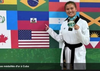 Pendant deux jours, 1er et 2 novembre 2024, les passionnés de tennis de table se sont retrouvés à la salle Guiteau de l’hôtel Royal Oasis pour la 11e édition du tournoi Haïti Open. Cette compétition, organisée par la Fédération haïtienne de tennis de table, a rassemblé 48 athlètes, tous déterminés à donner le meilleur d’eux-mêmes malgré le contexte difficile que traverse le pays. Dans une ambiance à la fois chaleureuse et compétitive, ces sportifs ont offert au public un spectacle de qualité, faisant triompher la passion du sport et de l’engagement.  Une organisation à la hauteur des attentes  Le tournoi, structuré en cinq catégories, a mis en valeur les talents des participants de différents clubs nationaux. À l’ouverture de la cérémonie, le président de la fédération, Ralph Kernizan, a salué la bravoure et l’engagement des athlètes, tout en adressant ses remerciements aux organisateurs, au corps d’arbitrage et aux volontaires ayant contribué au succès de cet événement.   Les catégories en compétition : des finales haletantes  La catégorie 1300-1500 a vu s’opposer Berlyn Junior Casséus du Club de tennis de table de Puits-Blain à Dooly Occéus du Club AJPIE Ping Pong. Casséus s’est imposé avec détermination en remportant la finale par 3 sets à 0, avec des scores de 11-9, 13-11 et 11-2. Occéus, malgré une belle performance, a dû se contenter de la place de vice-champion, tandis que Gay Jhonley du Club Prestige a terminé troisième.  En 1700-1900, Markenley Rubin, représentant du Club AJPIE Ping Pong, a livré un duel acharné contre Stéphane St-Fleur. Après cinq sets intenses, Rubin est parvenu à l’emporter (8-11, 11-8, 11-8, 7-11, 11-5) dans un match qui a tenu le public en haleine. Stephane St-Fleur, membre du Club Prestige, s’est classé troisième, confirmant sa régularité dans ce tournoi.  Dans la catégorie 1600-1800, Rubin s’est une fois de plus illustré en battant Charles Jonathan du Club Prestige dans un match serré, qu’il a conclu par un score de 3-2 (11-8, 8-11, 11-8, 6-11, 12-10). Avec cette deuxième victoire, il a affirmé son statut de champion dans cette édition 2024, offrant au Club AJPIE Ping Pong un nouveau titre prestigieux.  La catégorie open : un choc des titans  La catégorie open, rassemblant les meilleurs joueurs, a offert des moments palpitants. En demi-finale, le numéro un national Donika St-Fleur s’est mesuré à son rival de longue date, Olivier Guerrier. Dans un match tendu où la rivalité et la concentration étaient palpables, Guerrier a su garder son calme et a remporté la rencontre au quatrième set avec un score de 14-12, 11-8, 8-11, 11-8, malgré les provocations de St-Fleur, qui lui lançait avec assurance : « Je te battrai, je l&rsquo;ai déjà fait. » En finale, Guerrier, déchaîné, a fait preuve d’une maîtrise totale face à Mackentoche Paul, s’imposant aisément après avoir perdu le premier set.  Chez les dames, la pression s&rsquo;est avérée lourde pour Torchenaud, qui a laissé échapper plusieurs balles de match cruciales, marquant une finale où la gestion des émotions s’est révélée décisive. Les spectateurs ont ainsi pu mesurer l’importance de la force mentale dans des compétitions de ce niveau.   Le parcours impressionnant de Markenley Rubin  Rubin Markenley, sans conteste la révélation de ce tournoi, a marqué les esprits en enchaînant deux victoires consécutives. Engagé dans les qualifications des Jeux de la Jeunesse 2025, Rubin s’est positionné comme un athlète à suivre. Stéphane St-Fleur, également en lice pour ces qualifications, n’a toutefois pas pu rivaliser dans la catégorie open, où il a été battu 3-0 par Donika St-Fleur, son aîné et mentor.  Un message de résilience et de solidarité  Cette 11e édition du tournoi Haïti Open a démontré une nouvelle fois la résilience de la communauté sportive haïtienne. Les athlètes, malgré les difficultés, ont su répondre présent, soutenus par un public fidèle et enthousiaste. Le président de la fédération a conclu la cérémonie de clôture en saluant le courage et l’esprit de solidarité qui ont caractérisé cet événement.  Ainsi, dans un contexte où les défis sont nombreux, l’édition 2024 du tournoi Haïti Open a prouvé que le tennis de table continue de susciter l’enthousiasme et de réunir les Haïtiens autour des valeurs du sport. Une belle victoire pour le pays, qui montre une fois de plus que, malgré les épreuves, la passion et le talent persistent.