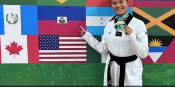 Pendant deux jours, 1er et 2 novembre 2024, les passionnés de tennis de table se sont retrouvés à la salle Guiteau de l’hôtel Royal Oasis pour la 11e édition du tournoi Haïti Open. Cette compétition, organisée par la Fédération haïtienne de tennis de table, a rassemblé 48 athlètes, tous déterminés à donner le meilleur d’eux-mêmes malgré le contexte difficile que traverse le pays. Dans une ambiance à la fois chaleureuse et compétitive, ces sportifs ont offert au public un spectacle de qualité, faisant triompher la passion du sport et de l’engagement.  Une organisation à la hauteur des attentes  Le tournoi, structuré en cinq catégories, a mis en valeur les talents des participants de différents clubs nationaux. À l’ouverture de la cérémonie, le président de la fédération, Ralph Kernizan, a salué la bravoure et l’engagement des athlètes, tout en adressant ses remerciements aux organisateurs, au corps d’arbitrage et aux volontaires ayant contribué au succès de cet événement.   Les catégories en compétition : des finales haletantes  La catégorie 1300-1500 a vu s’opposer Berlyn Junior Casséus du Club de tennis de table de Puits-Blain à Dooly Occéus du Club AJPIE Ping Pong. Casséus s’est imposé avec détermination en remportant la finale par 3 sets à 0, avec des scores de 11-9, 13-11 et 11-2. Occéus, malgré une belle performance, a dû se contenter de la place de vice-champion, tandis que Gay Jhonley du Club Prestige a terminé troisième.  En 1700-1900, Markenley Rubin, représentant du Club AJPIE Ping Pong, a livré un duel acharné contre Stéphane St-Fleur. Après cinq sets intenses, Rubin est parvenu à l’emporter (8-11, 11-8, 11-8, 7-11, 11-5) dans un match qui a tenu le public en haleine. Stephane St-Fleur, membre du Club Prestige, s’est classé troisième, confirmant sa régularité dans ce tournoi.  Dans la catégorie 1600-1800, Rubin s’est une fois de plus illustré en battant Charles Jonathan du Club Prestige dans un match serré, qu’il a conclu par un score de 3-2 (11-8, 8-11, 11-8, 6-11, 12-10). Avec cette deuxième victoire, il a affirmé son statut de champion dans cette édition 2024, offrant au Club AJPIE Ping Pong un nouveau titre prestigieux.  La catégorie open : un choc des titans  La catégorie open, rassemblant les meilleurs joueurs, a offert des moments palpitants. En demi-finale, le numéro un national Donika St-Fleur s’est mesuré à son rival de longue date, Olivier Guerrier. Dans un match tendu où la rivalité et la concentration étaient palpables, Guerrier a su garder son calme et a remporté la rencontre au quatrième set avec un score de 14-12, 11-8, 8-11, 11-8, malgré les provocations de St-Fleur, qui lui lançait avec assurance : « Je te battrai, je l&rsquo;ai déjà fait. » En finale, Guerrier, déchaîné, a fait preuve d’une maîtrise totale face à Mackentoche Paul, s’imposant aisément après avoir perdu le premier set.  Chez les dames, la pression s&rsquo;est avérée lourde pour Torchenaud, qui a laissé échapper plusieurs balles de match cruciales, marquant une finale où la gestion des émotions s’est révélée décisive. Les spectateurs ont ainsi pu mesurer l’importance de la force mentale dans des compétitions de ce niveau.   Le parcours impressionnant de Markenley Rubin  Rubin Markenley, sans conteste la révélation de ce tournoi, a marqué les esprits en enchaînant deux victoires consécutives. Engagé dans les qualifications des Jeux de la Jeunesse 2025, Rubin s’est positionné comme un athlète à suivre. Stéphane St-Fleur, également en lice pour ces qualifications, n’a toutefois pas pu rivaliser dans la catégorie open, où il a été battu 3-0 par Donika St-Fleur, son aîné et mentor.  Un message de résilience et de solidarité  Cette 11e édition du tournoi Haïti Open a démontré une nouvelle fois la résilience de la communauté sportive haïtienne. Les athlètes, malgré les difficultés, ont su répondre présent, soutenus par un public fidèle et enthousiaste. Le président de la fédération a conclu la cérémonie de clôture en saluant le courage et l’esprit de solidarité qui ont caractérisé cet événement.  Ainsi, dans un contexte où les défis sont nombreux, l’édition 2024 du tournoi Haïti Open a prouvé que le tennis de table continue de susciter l’enthousiasme et de réunir les Haïtiens autour des valeurs du sport. Une belle victoire pour le pays, qui montre une fois de plus que, malgré les épreuves, la passion et le talent persistent.