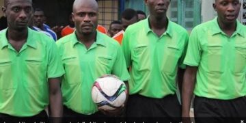 Les arbitres donnent leur accord pour le coup d’envoi du championnat national spécial 2025