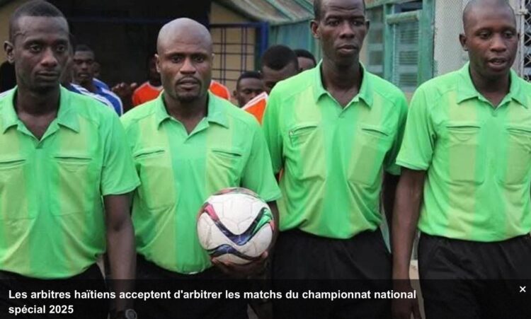 Les arbitres donnent leur accord pour le coup d’envoi du championnat national spécial 2025